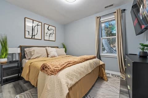 Family Escape w/ Large Yard + Near Oakbrook Mall |