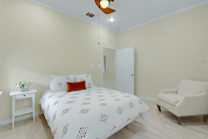 Საძინებელში დგას საწოლი 152 × 203 სმ