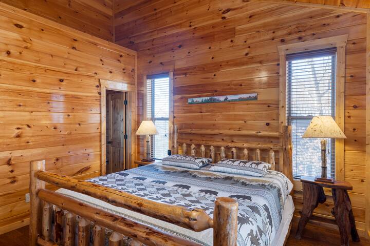 Spálňa 6 má manželskú posteľ, komodu, futon, inteligentnú televíziu, šatník, vlastnú kúpeľňu a stropný ventilátor.