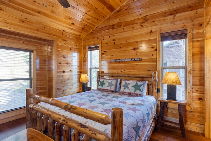 Spálňa 3 má manželskú posteľ, komodu, futon, inteligentnú televíziu, šatník, vlastnú kúpeľňu a stropný ventilátor.