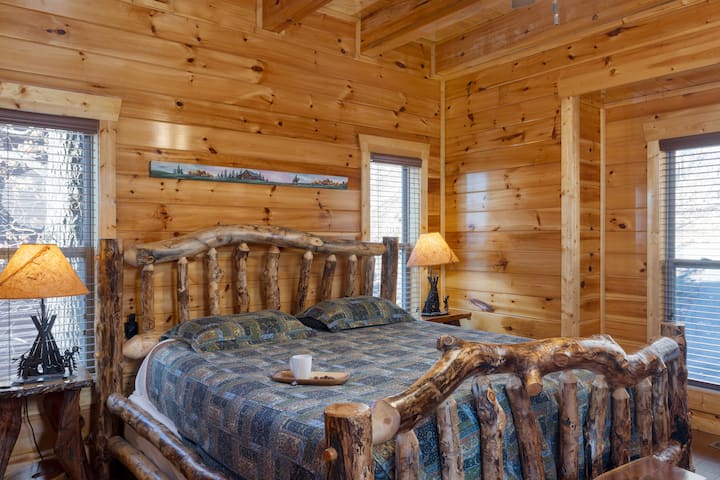 Primárna spálňa má manželskú posteľ, komodu, futon, inteligentnú televíziu, šatník, vlastnú kúpeľňu a stropný ventilátor.