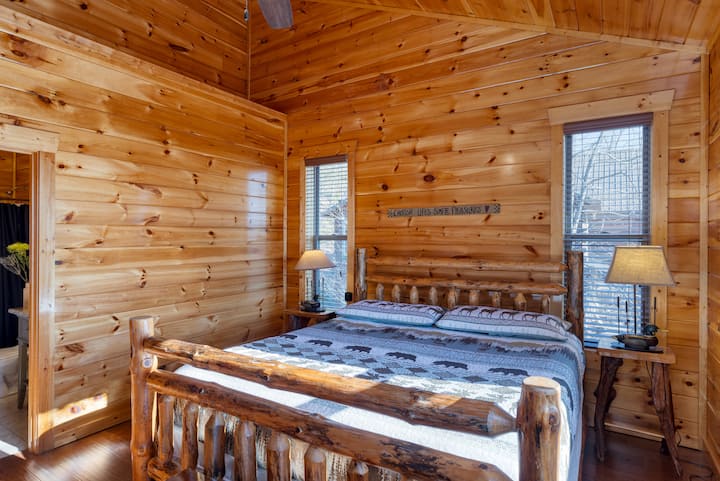 Spálňa 4 má manželskú posteľ, komodu, futon, inteligentnú televíziu, šatník, vlastnú kúpeľňu a stropný ventilátor.