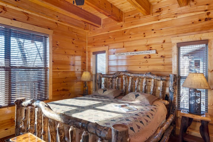 Spálňa 2 má manželskú posteľ, komodu, futon, inteligentnú televíziu, šatník, vlastnú kúpeľňu a stropný ventilátor.