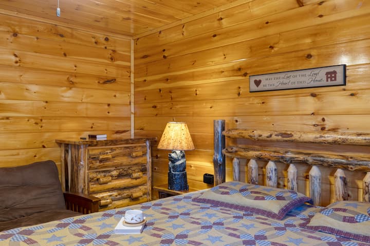 Spálňa 7 je vybavená manželskou posteľou King, komodou, futónom, inteligentnou televíziou, šatníkom, vlastnou kúpeľňou a ventilátorom.