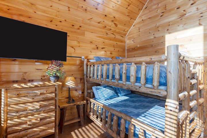 Spálňa 8 má 2 menšie manželské postele, komodu, inteligentnú televíziu a vlastnú kúpeľňu s toaletou.