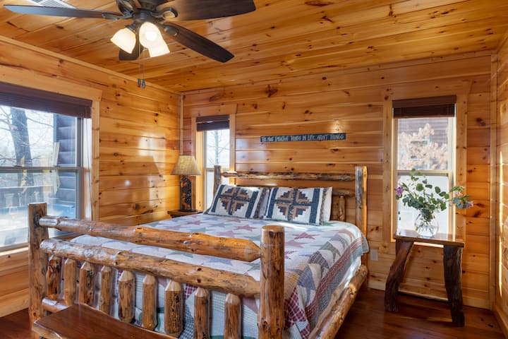 Spálňa 10 má manželskú posteľ, komodu, futon, inteligentnú televíziu, šatník, vlastnú kúpeľňu a stropný ventilátor.