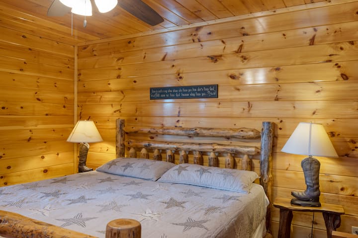 Spálňa 12 má manželskú posteľ, komodu, futon, inteligentnú televíziu, šatník, vlastnú kúpeľňu a stropný ventilátor.