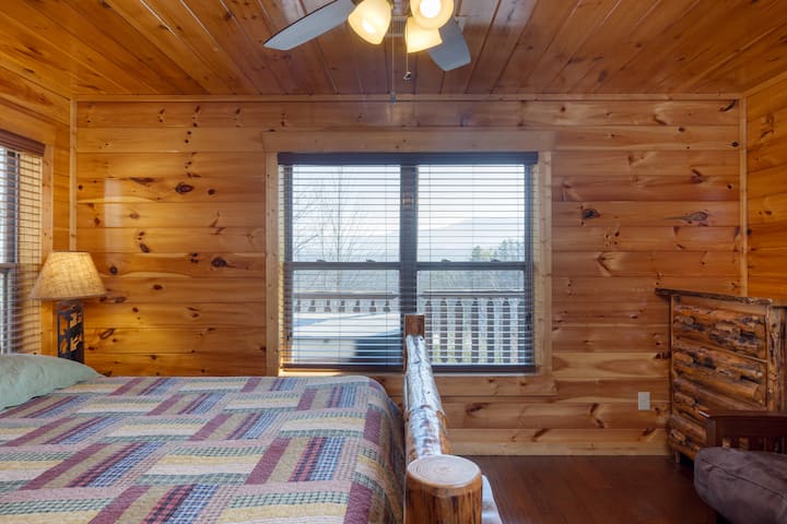 Spálňa 9 má manželskú posteľ, komodu, futon, inteligentnú televíziu, šatník, vlastnú kúpeľňu a stropný ventilátor.