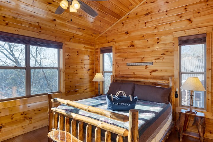 Spálňa 5 má manželskú posteľ, komodu, futon, inteligentnú televíziu, šatník, vlastnú kúpeľňu a stropný ventilátor.