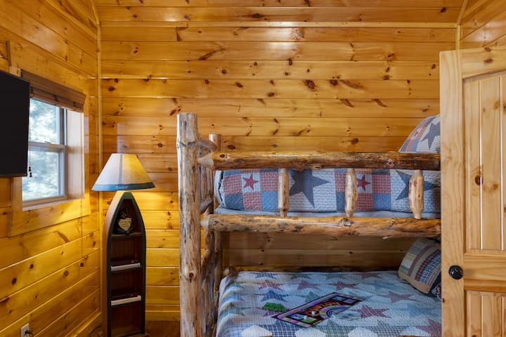 Spálňa 11 má poschodovú posteľ s manželskou posteľou, 2 futóny, komodu a inteligentný televízor.