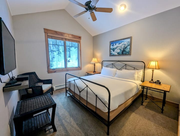 غرفة النوم الرئيسية في الطابق الرئيسي