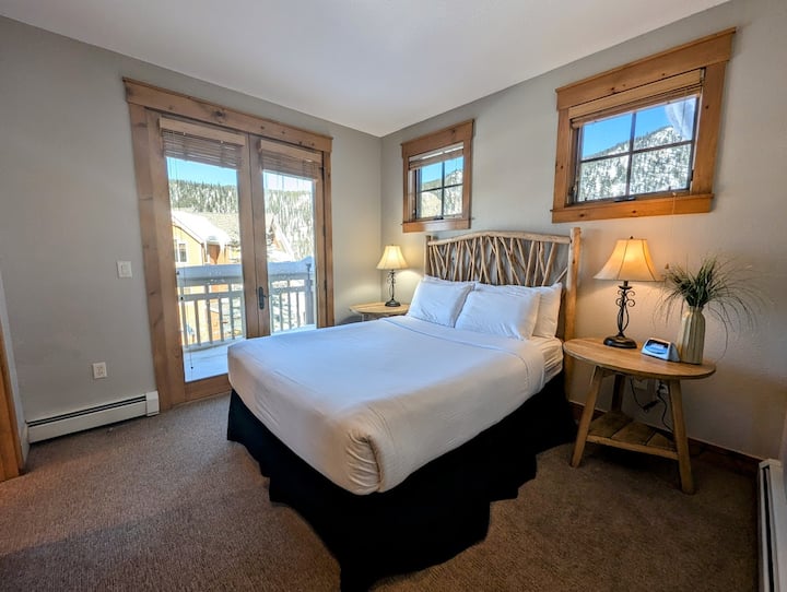 غرفة النوم الرئيسية في الطابق العلوي