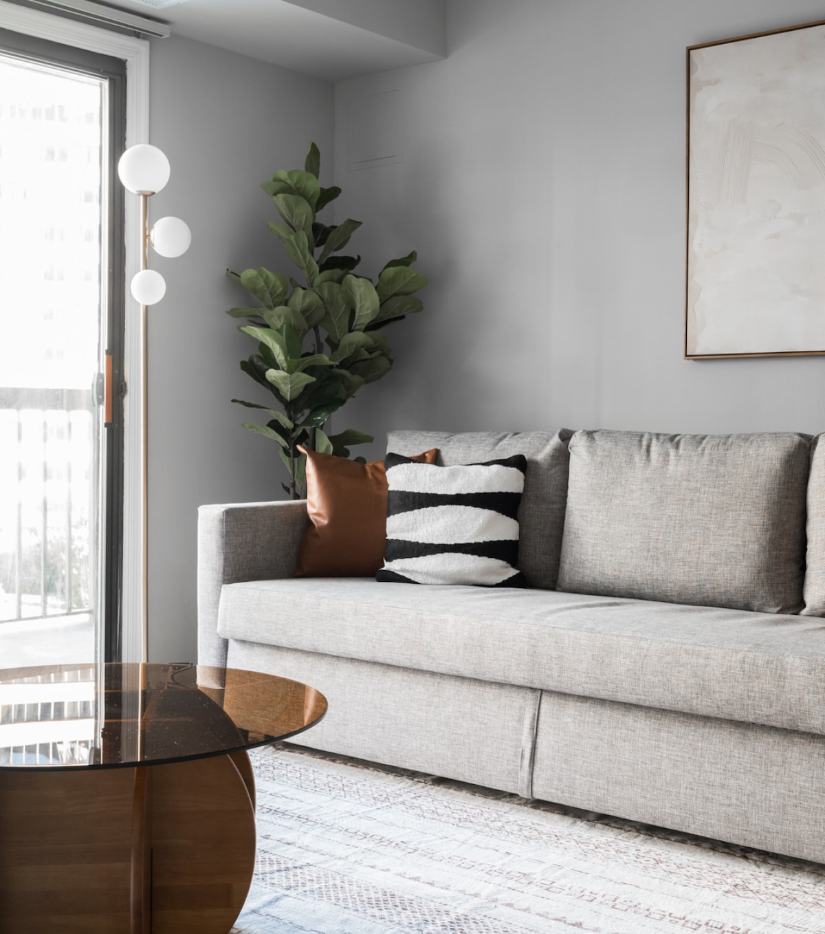 Tritt ein und spüre die Wärme dieses geräumigen Wohnbereichs. Du wirst es lieben, deine Abende hier zu verbringen und die gemütliche Atmosphäre und die modernen Akzente zu genießen, die diesen Raum wirklich zu deinem machen.