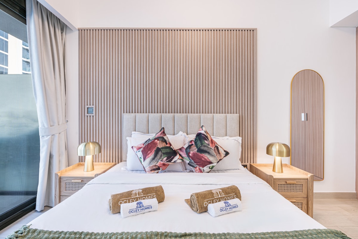 Útulná manželská posteľ s mäkkou posteľnou bielizňou navrhnutá pre maximálnu relaxáciu a pohodlie.