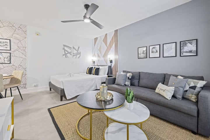Steps From Sand | Coastal Retreat Stylish Studio - Miami Beach, FL