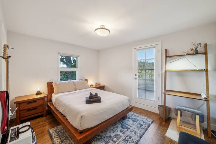 Charming 1933 Ridge-Top Home with Stunning Views gallery image 4