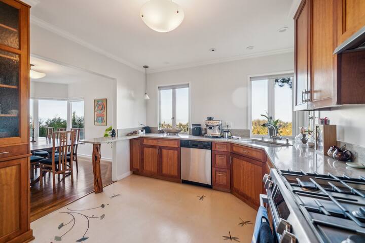 Charming 1933 Ridge-Top Home with Stunning Views gallery image 5