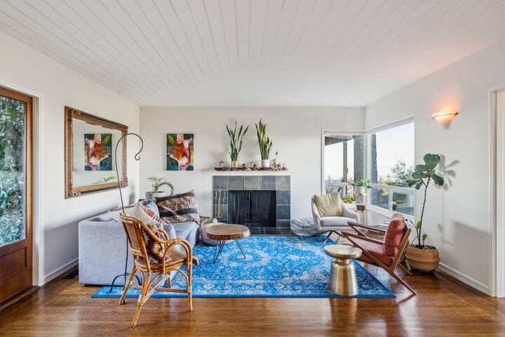 Charming 1933 Ridge-Top Home with Stunning Views gallery image 2