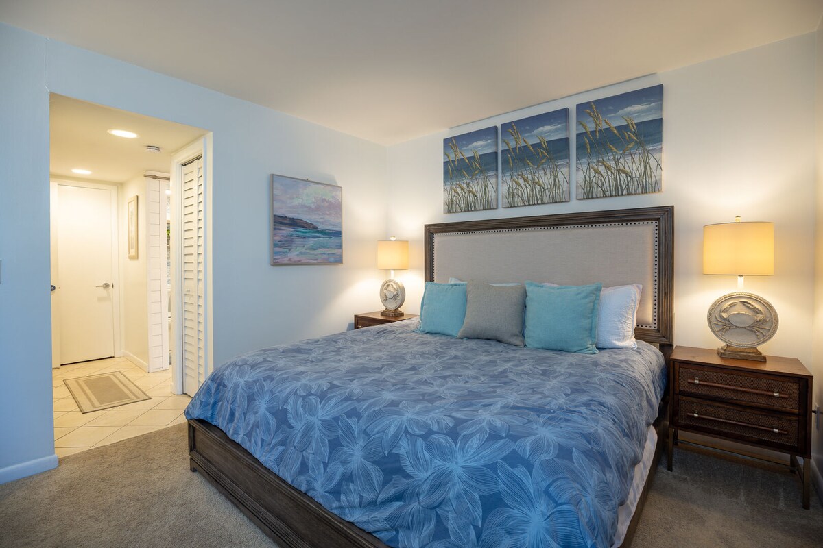 Este acogedor dormitorio ofrece un lugar tranquilo para recargar energías después de un día de playa.