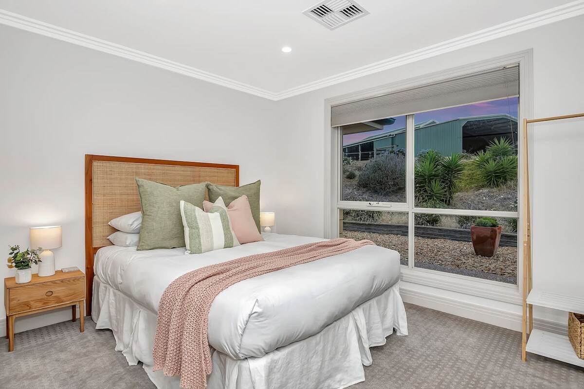 להיסחף לישון בחדר השינה השקט השני עם מיטת קווין סייז, נוף ירוק שופע ועיצוב נעים ללילות נינוחים.