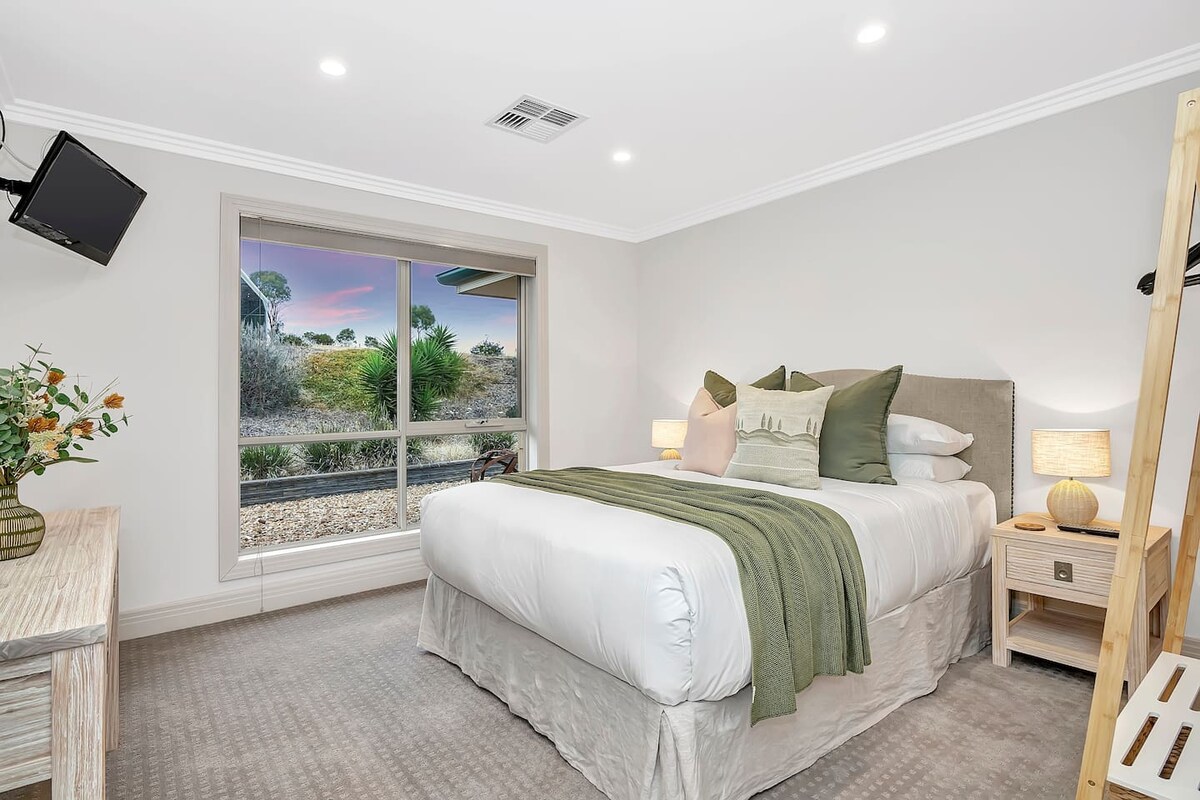 לחוות קסם ונוחות בחדר השינה הרביעי עם מיטת קווין סייז, נופים שופעים וטלוויזיה - המקום המושלם למנוחה פרטית.