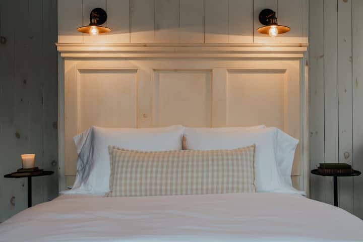 Book Village Inn - Dickinson Room Queen Bed - Hobart, NY