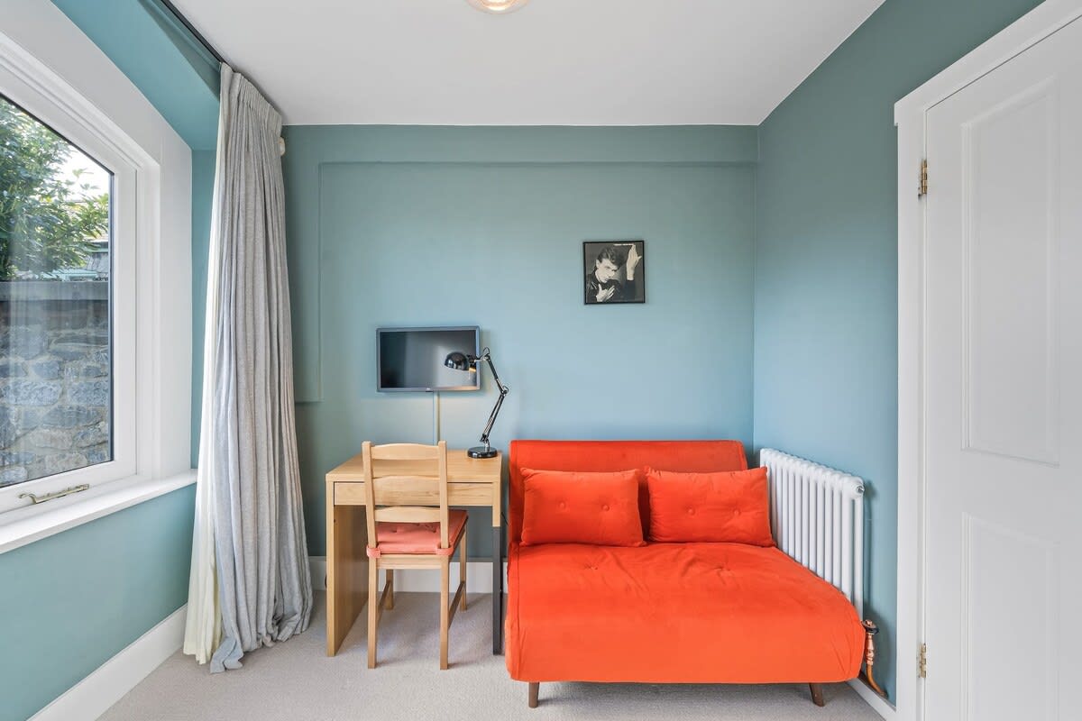 Veuillez noter que la 5e chambre est confortable en bas avec un canapé convertible.