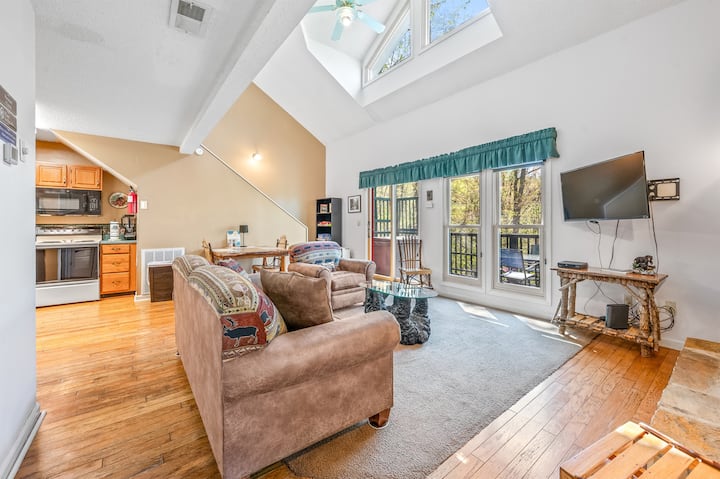 Entra en la cabaña a través de la sala de estar. Hay mucha luz natural en toda la cabaña.