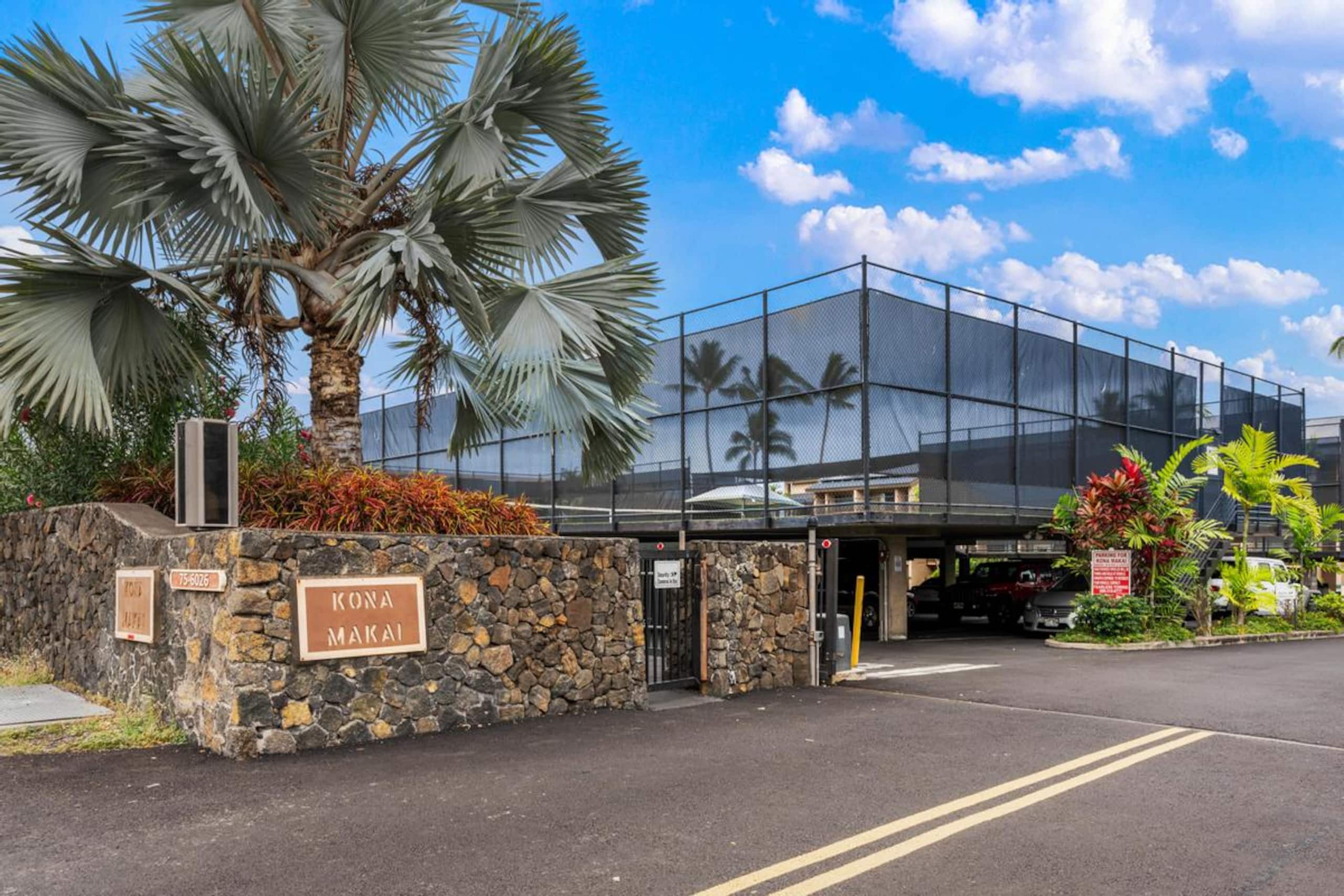 Condo in Kailua-Kona · ★4.5 · 1 bedroom · 2 beds · 1 shared bath - Image 24