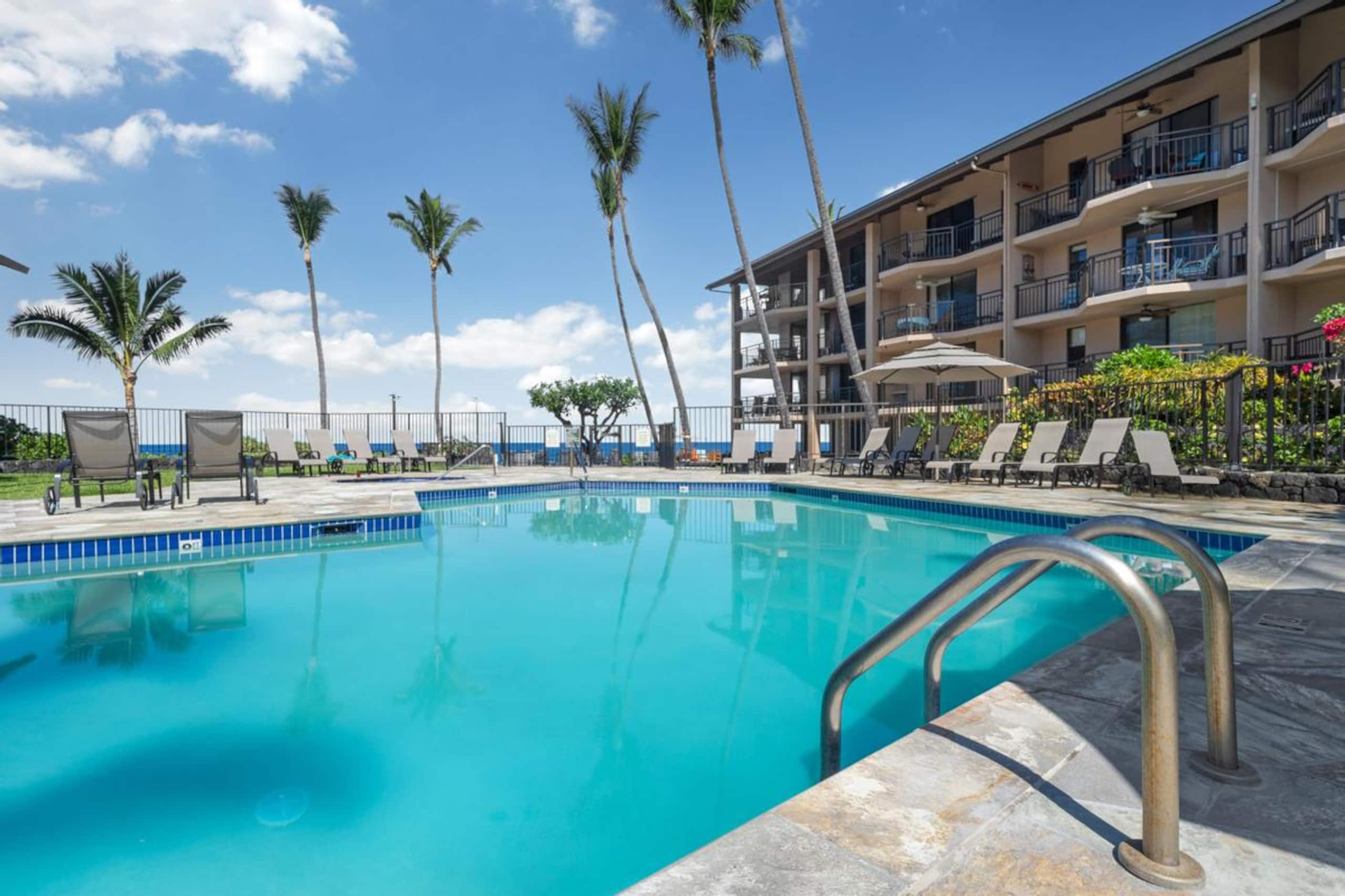 Condo in Kailua-Kona · ★4.5 · 1 bedroom · 2 beds · 1 shared bath - Image 19