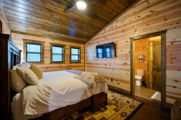 יש מיטת קינג סייז מפוארת, טלוויזיה חכמה וסוויטה בסוויטה האחרונה