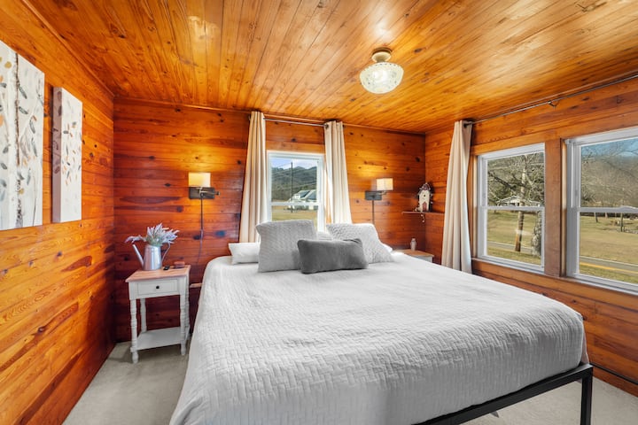 El dormitorio principal está ubicado justo al lado de la sala de estar y tiene una cómoda cama tamaño king.