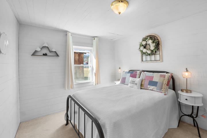 El dormitorio de invitados incluye una cómoda cama tamaño queen.