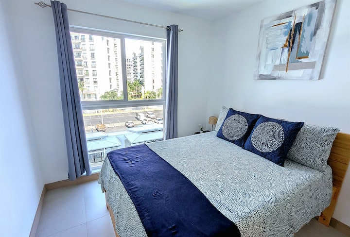 חדר שינה לאורחים עם מיטה זוגית ונוף לבריכה