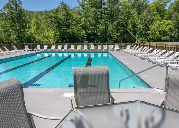 Fit For Kings | Hot Tub, Firepit, Game Rm - Views - Townsend, TN