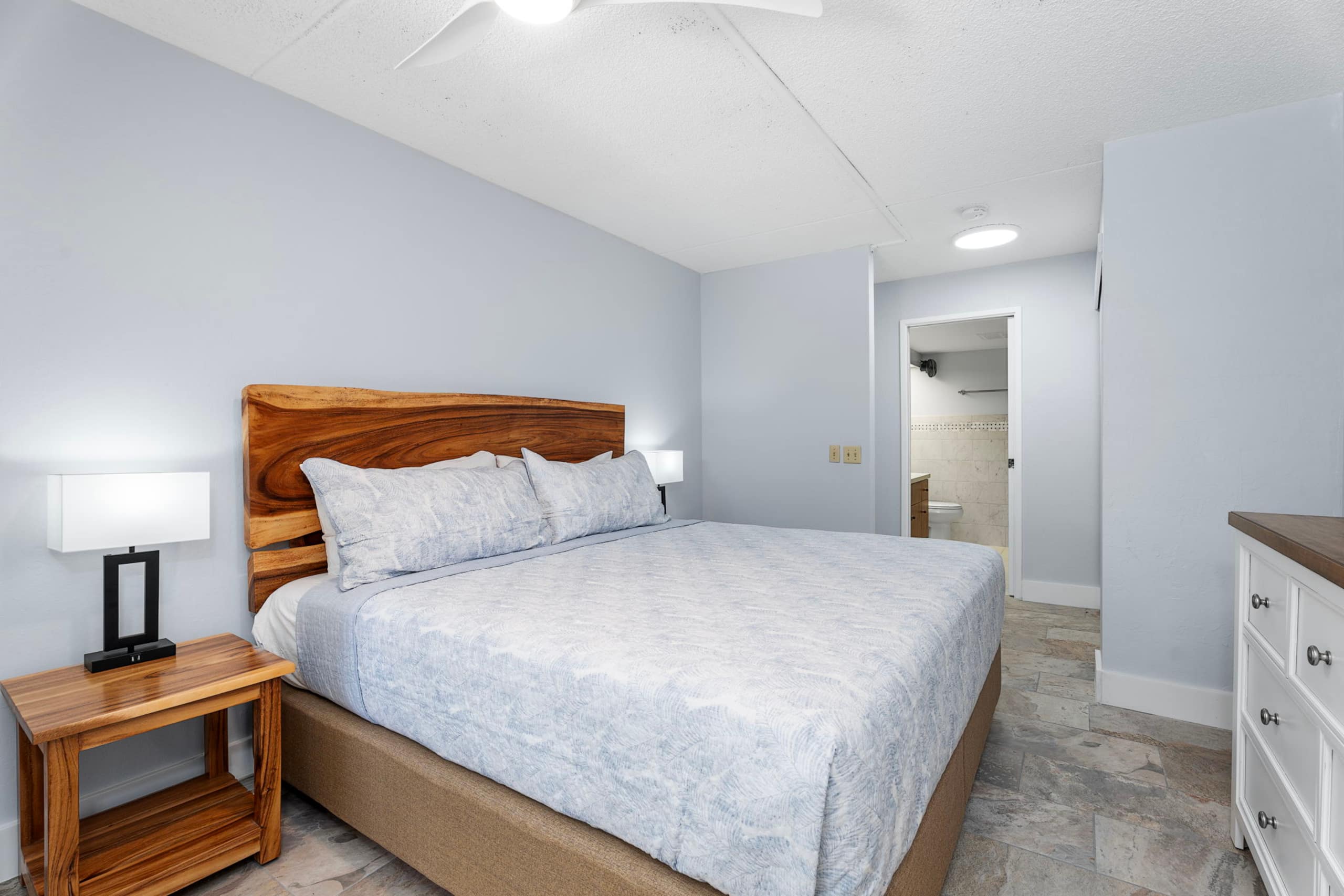 Condo in Kailua-Kona · ★4.92 · 1 bedroom · 2 beds · 2 baths - Image 16