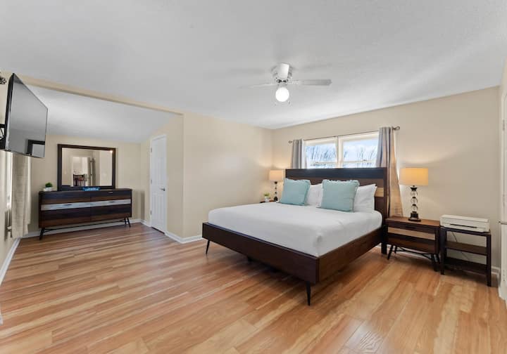 Primary bedroom with king bedroom, TV and en suite bath. 