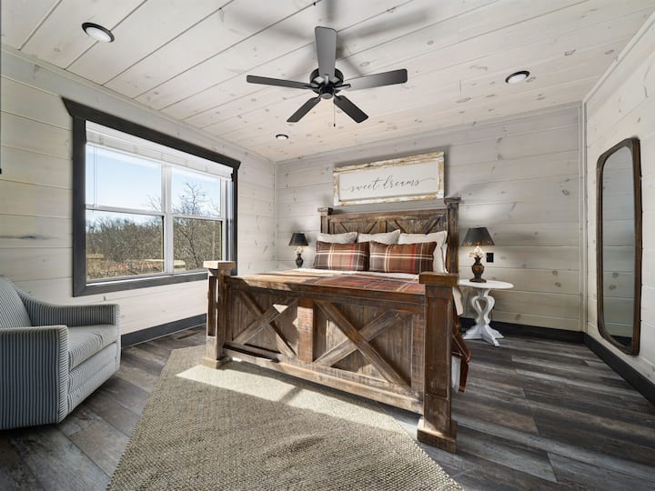 Მყუდრო King Hideaway – თბილი და მიმზიდველი საძინებელი დიდი საწოლით, რბილი თეთრეულითა და მშვიდი გარემოთი, რომ თავი ისე იგრძნოთ, როგორც საკუთარ სახლში.