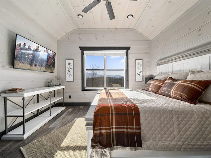 Ფართო დიდი საძინებელი – დაისვენეთ კომფორტულად დიდი ზომის საწოლით, რბილი თეთრეულითა და მყუდრო გარემოთი, რომელიც განკუთვნილია მშვიდი ღამეებისთვის. Იდეალური დასვენება სმოკის მთების დათვალიერების შემდეგ.