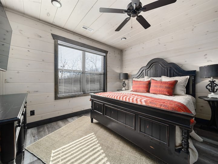 Პირადი მეფე ოაზისი – მშვიდობიანი საკურთხეველი დიდი ზომის საწოლით და ყველა კომფორტით, რომელიც საჭიროა მშვიდი ძილისთვის.