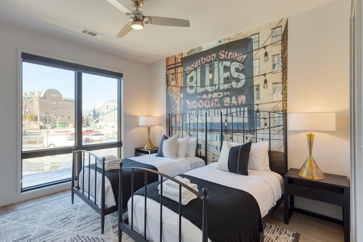 Spavaća soba 2 ima 2 odvojena kreveta.