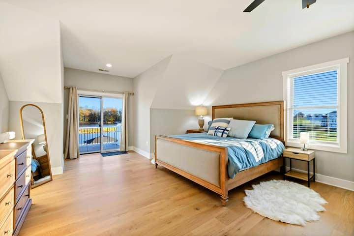 Una camera da letto luminosa e accogliente con un accogliente salotto, un letto comodo, un balcone privato e un bagno privato per una maggiore comodità.