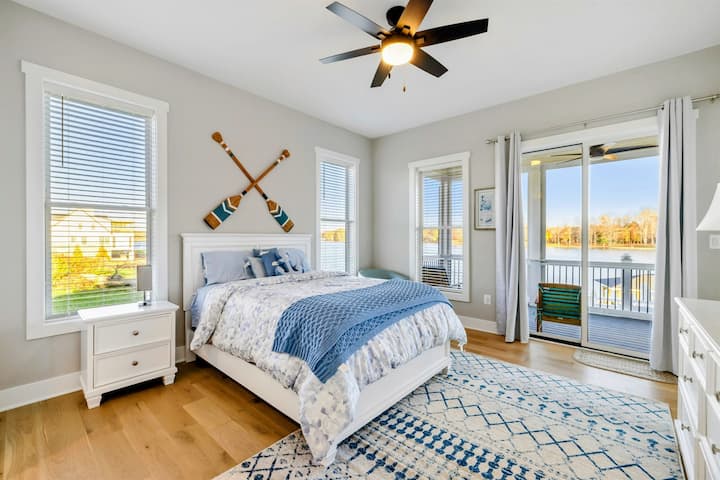 Una camera da letto luminosa e incantevole con vista sul lago, arredi accoglienti e accesso condiviso a un comodo bagno Jack e Jill.