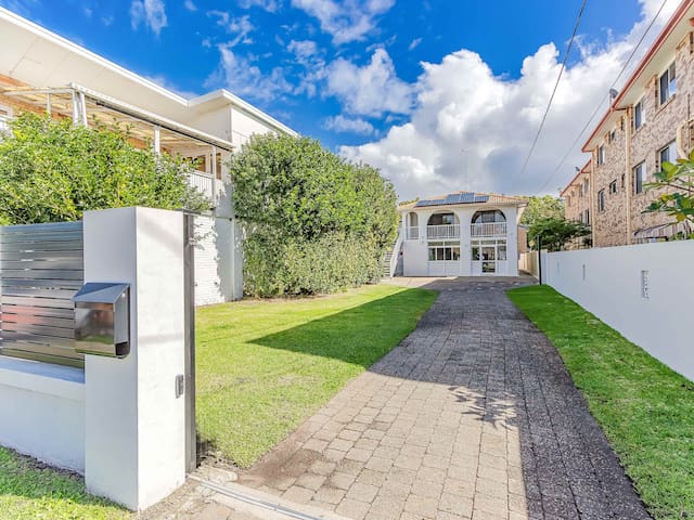 Coastal Home Retreat – Spacious, Sleeps 12 gallery image 2