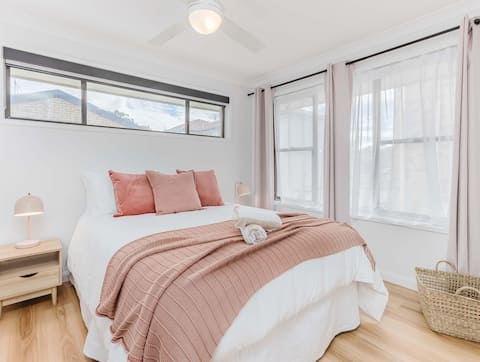 Coastal Home Retreat - Spacious, Sleeps 12