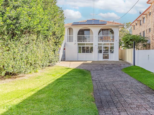 Coastal Home Retreat – Spacious, Sleeps 12 gallery image 3