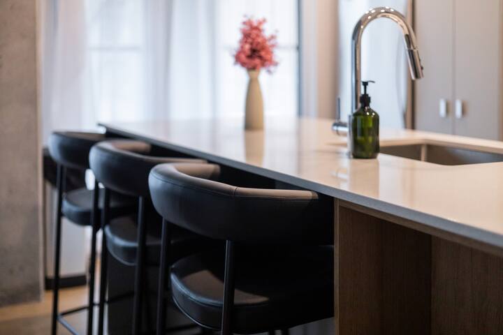 Exclusive Sanctuary: Elegance Meets Comfort gallery image 2