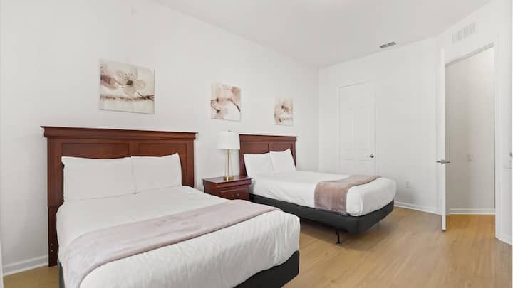 Chambre 3: 2 lits doubles avec draps propres et une télévision connectée