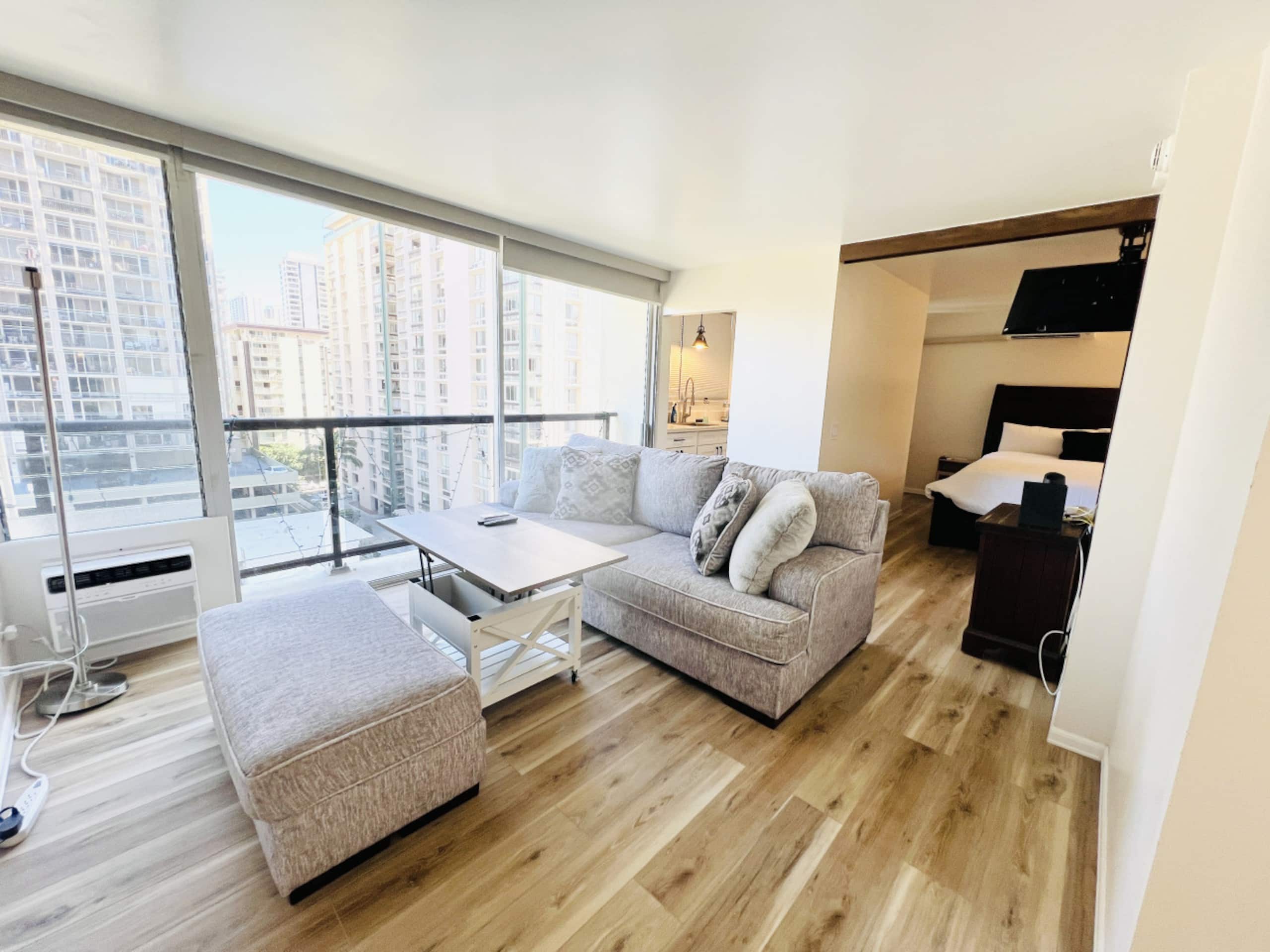 Kick back and relax in Waikiki - Image 1