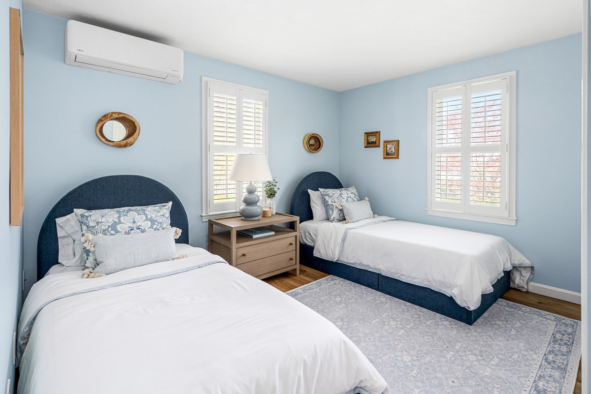 适合家庭入住：双床房毗邻楼下的标准双人床房。